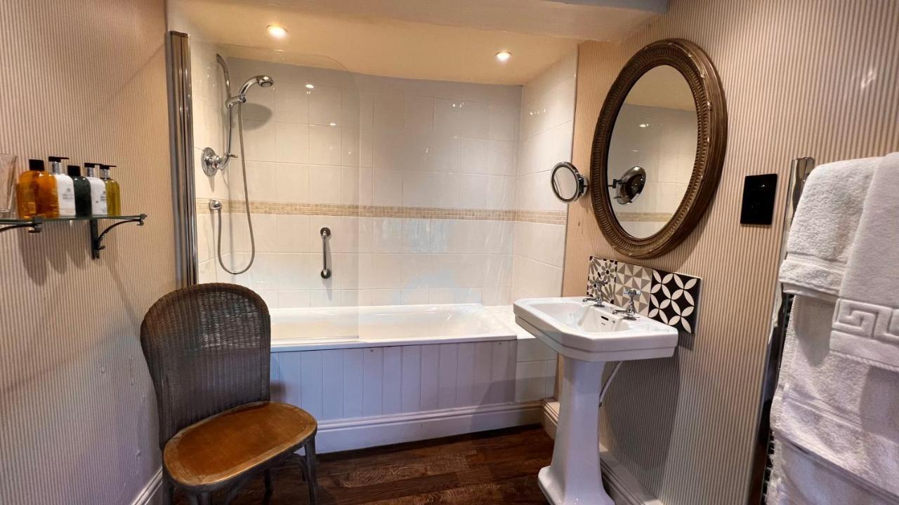 The Red Lion Inn Long Compton ภายนอก รูปภาพ