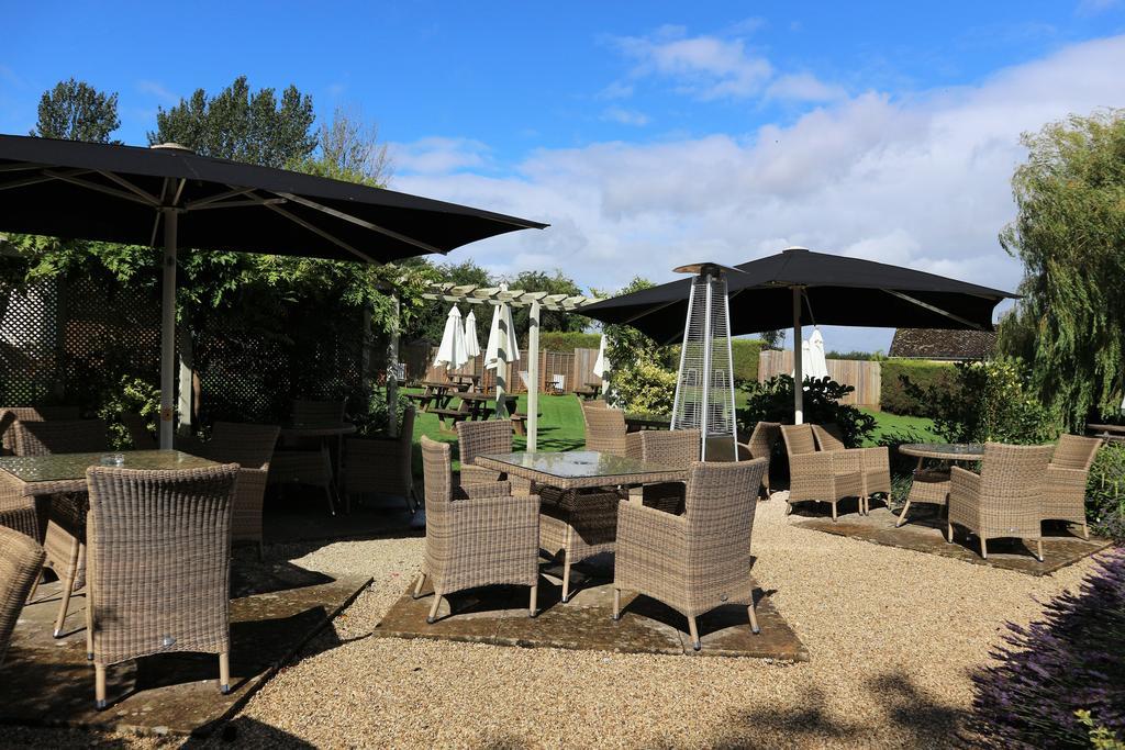 The Red Lion Inn Long Compton ภายนอก รูปภาพ