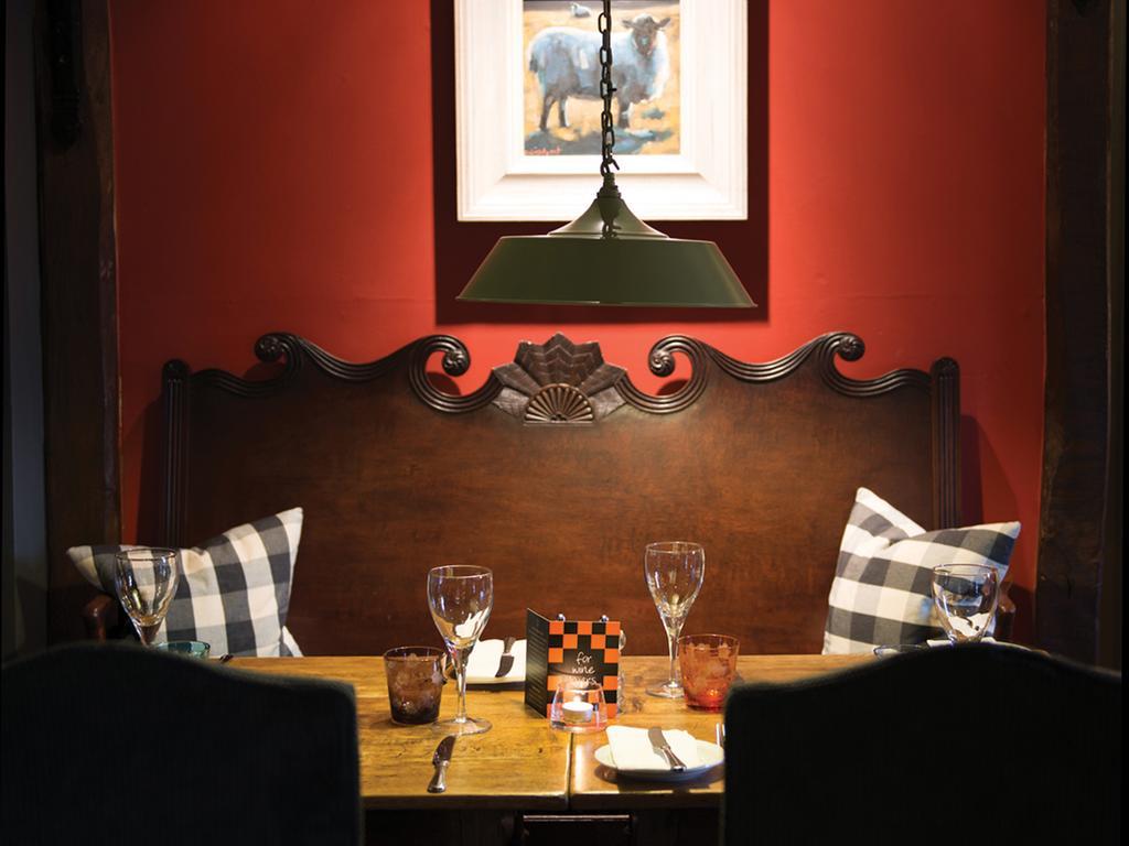 The Red Lion Inn Long Compton ภายนอก รูปภาพ
